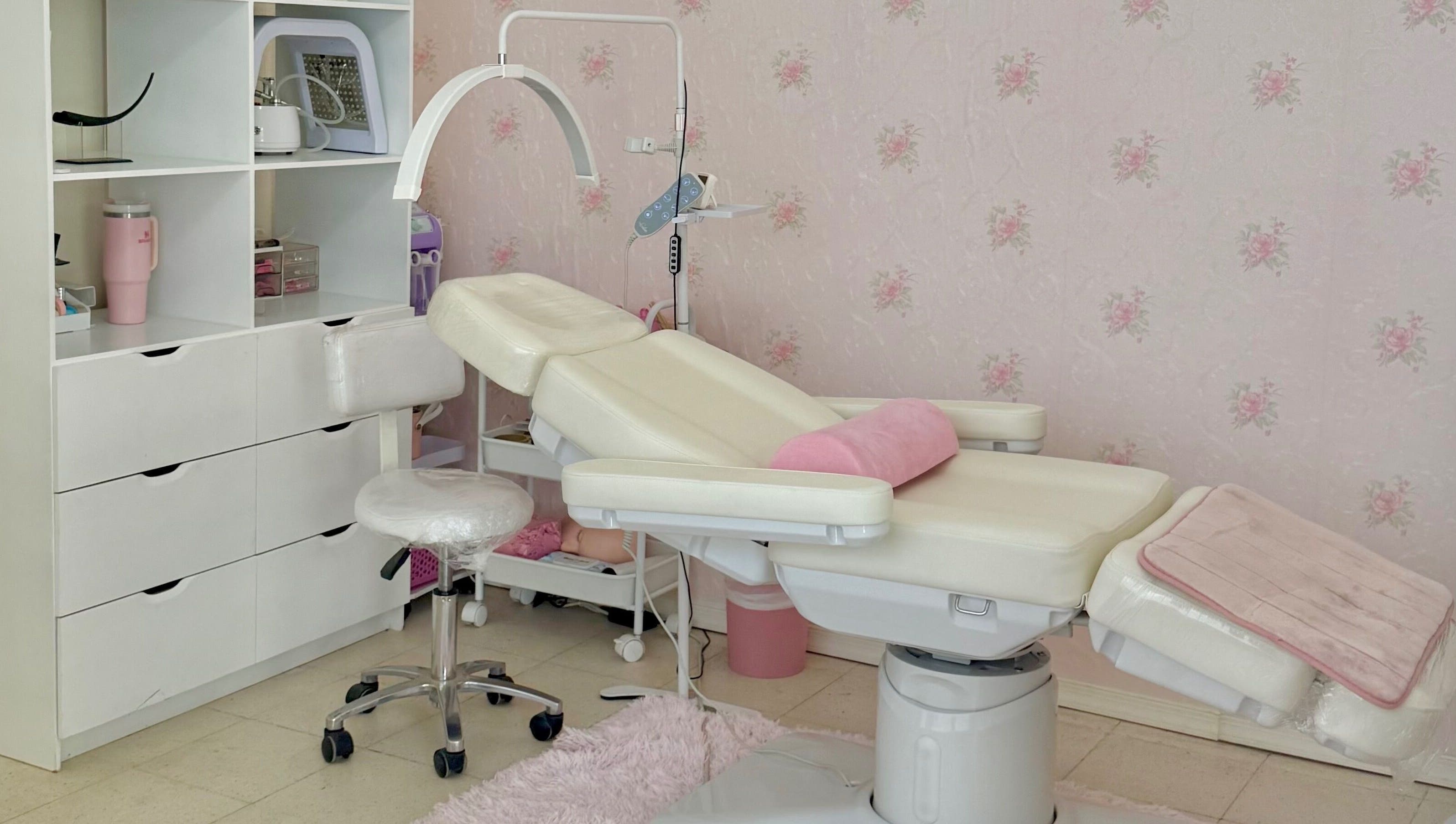 Sala de tratamiento en Beauté Studio, Chihuahua, Chihuahua, MX con camilla y decorado floral.