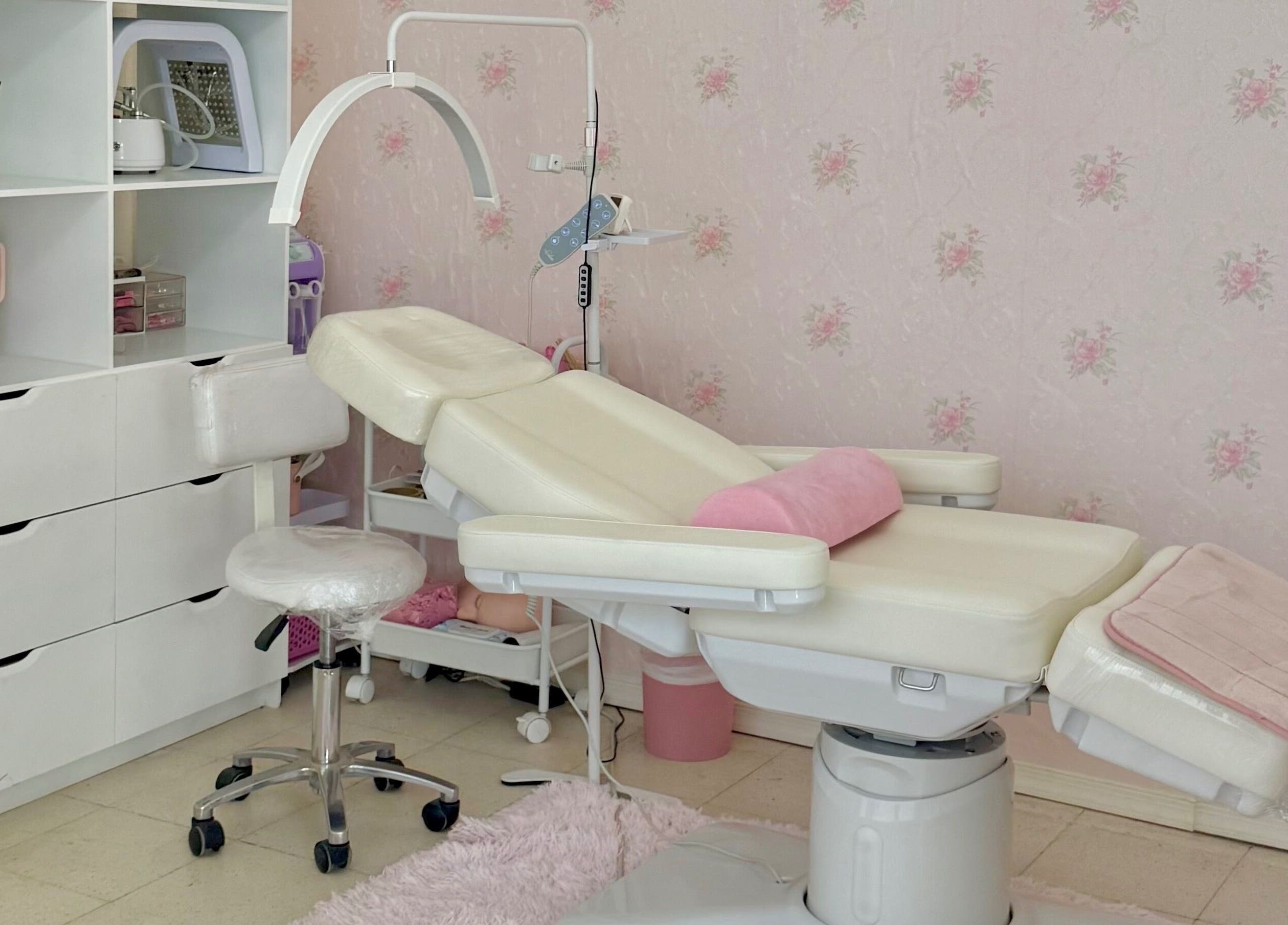 Sala de tratamiento en Beauté Studio, Chihuahua, Chihuahua, MX con camilla y decorado floral.