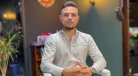 CHOLO BARBERÍA • ESTÉTICA • SALUD图像3