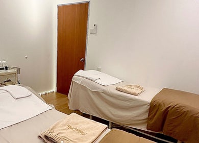 Calming therapy room at Skin Oria Beauty, Johor Bahru, featuring two massage beds and treatment essentials.