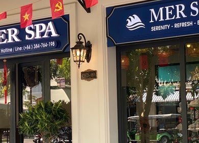 Lối vào Mer Spa Phu Quoc tại Phú Quốc, Kiên Giang, VN với bảng hiệu và trang trí cây xanh.