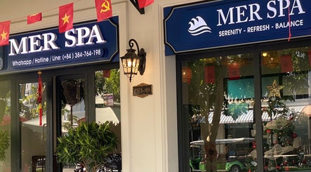 Lối vào Mer Spa Phu Quoc tại Phú Quốc, Kiên Giang, VN với bảng hiệu và trang trí cây xanh.