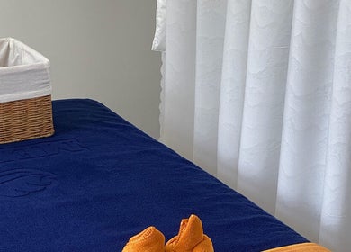 Phòng trị liệu tại Mer Spa Phu Quoc, Phú Quốc, Kiên Giang, VN với giường massage và khăn xếp gọn gàng.