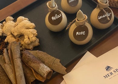 Tinh dầu và nguyên liệu thảo mộc tại Mer Spa Phu Quoc ở Phú Quốc, Kiên Giang, VN.