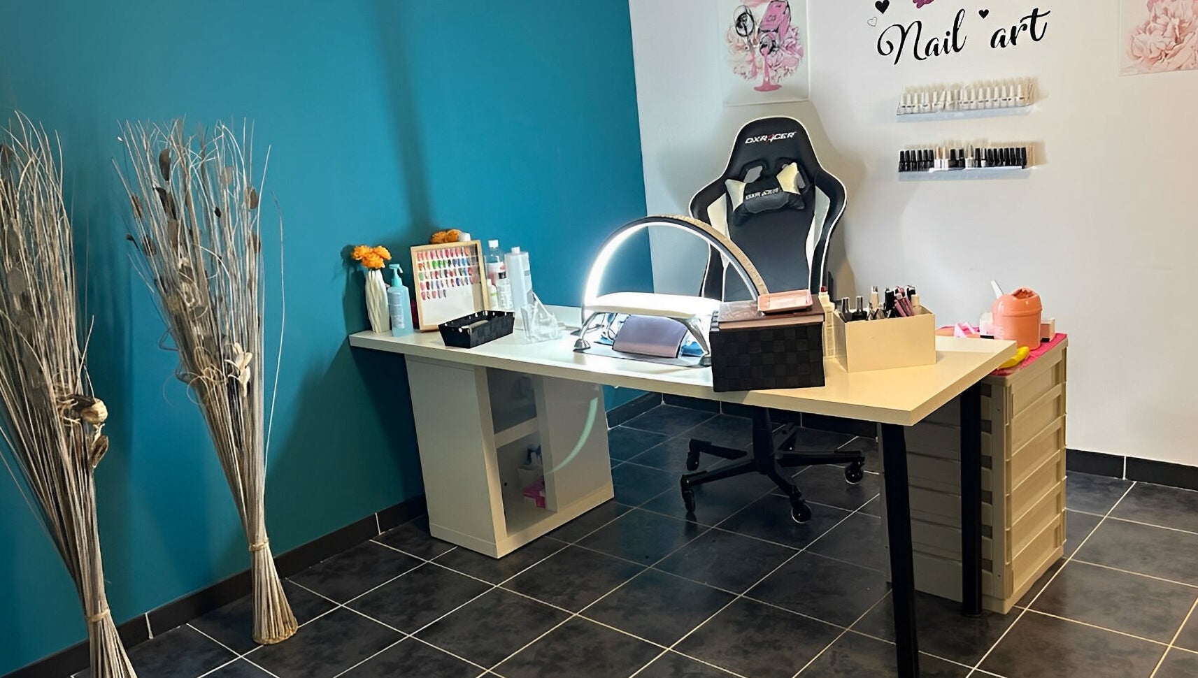 Table de manucure moderne chez MD Nails, Preutin-higny, Grand Est, FR. Ambiance élégante et accueillante.