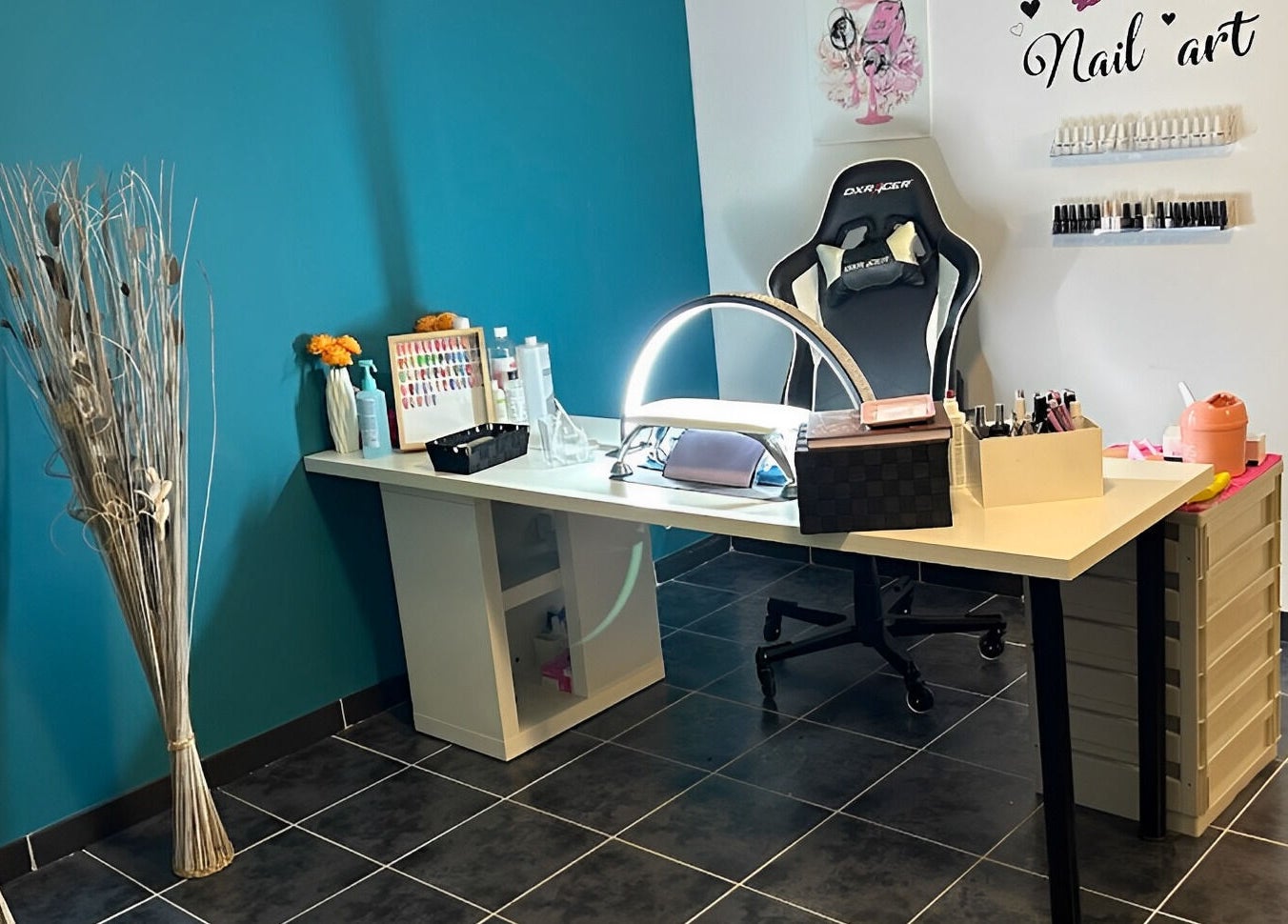 Table de manucure moderne chez MD Nails, Preutin-higny, Grand Est, FR. Ambiance élégante et accueillante.