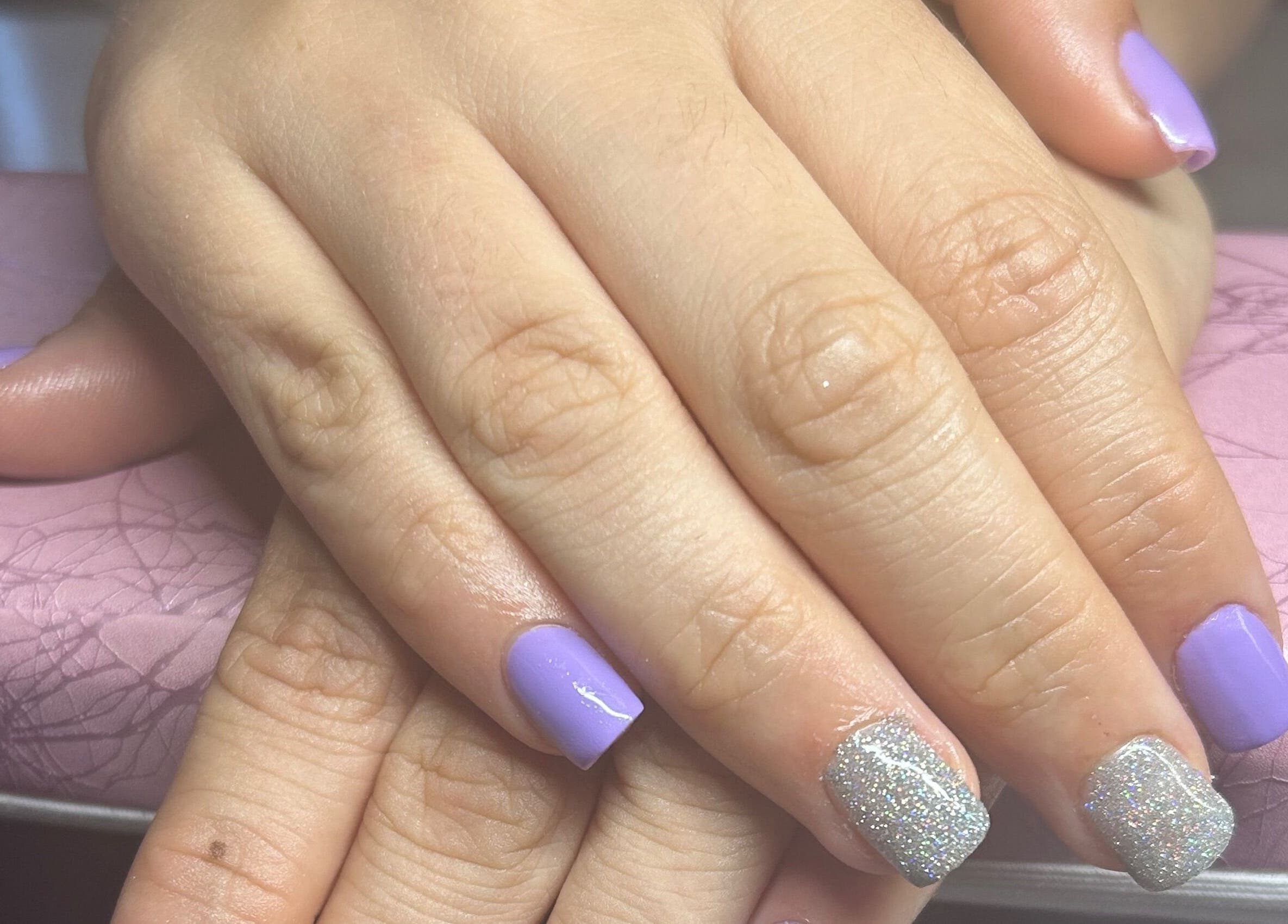 Ongles violets et argentés brillants chez MD Nails, Preutin-higny, Grand Est, FR.