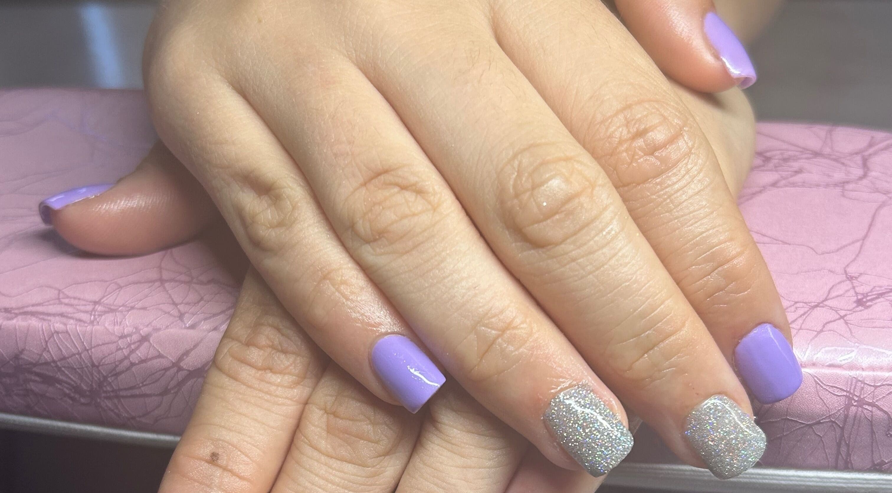 Ongles violets et argentés brillants chez MD Nails, Preutin-higny, Grand Est, FR.