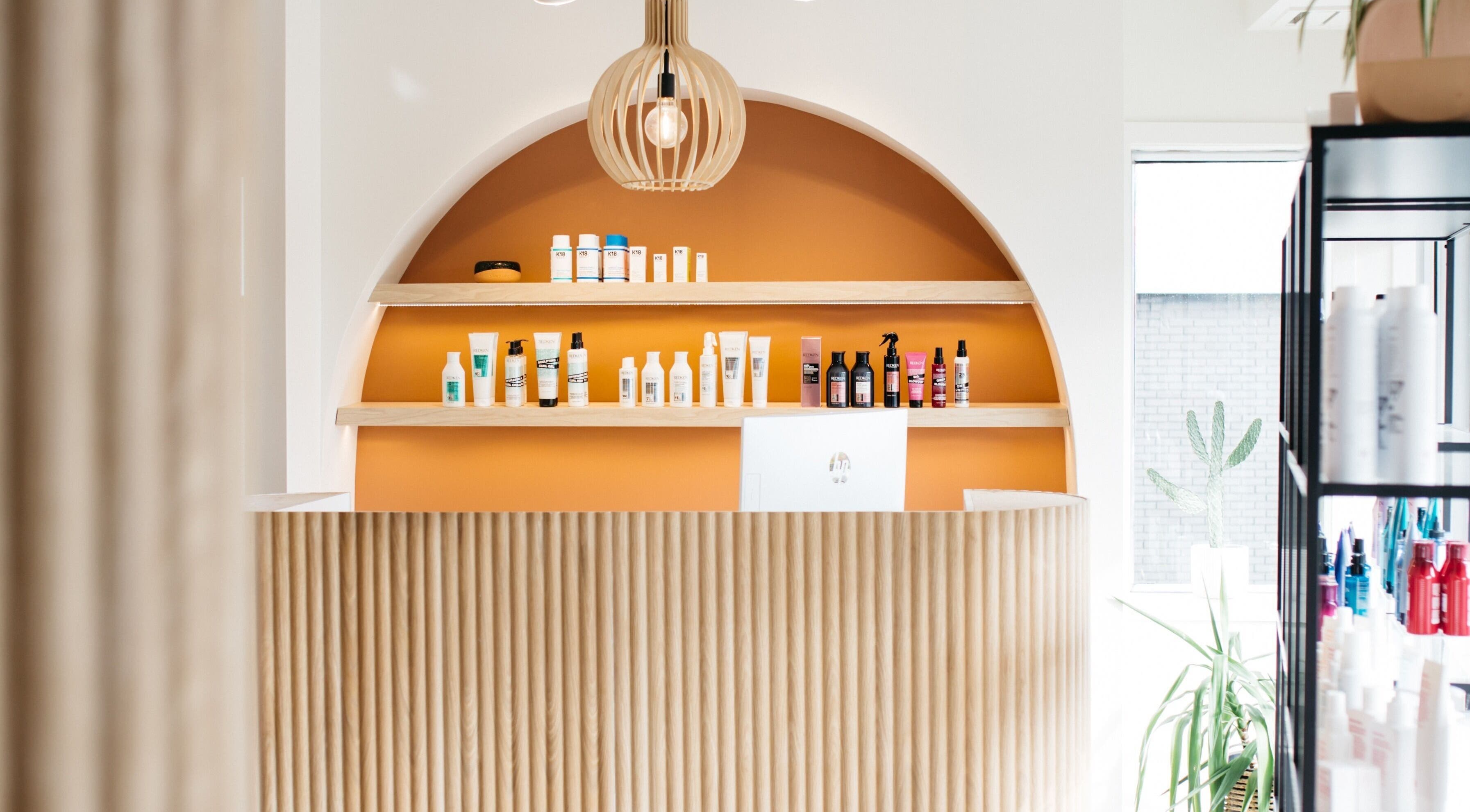 Réception moderne avec étagères au Salon KANVA, Boisbriand, Québec, CA, offrant une ambiance accueillante.