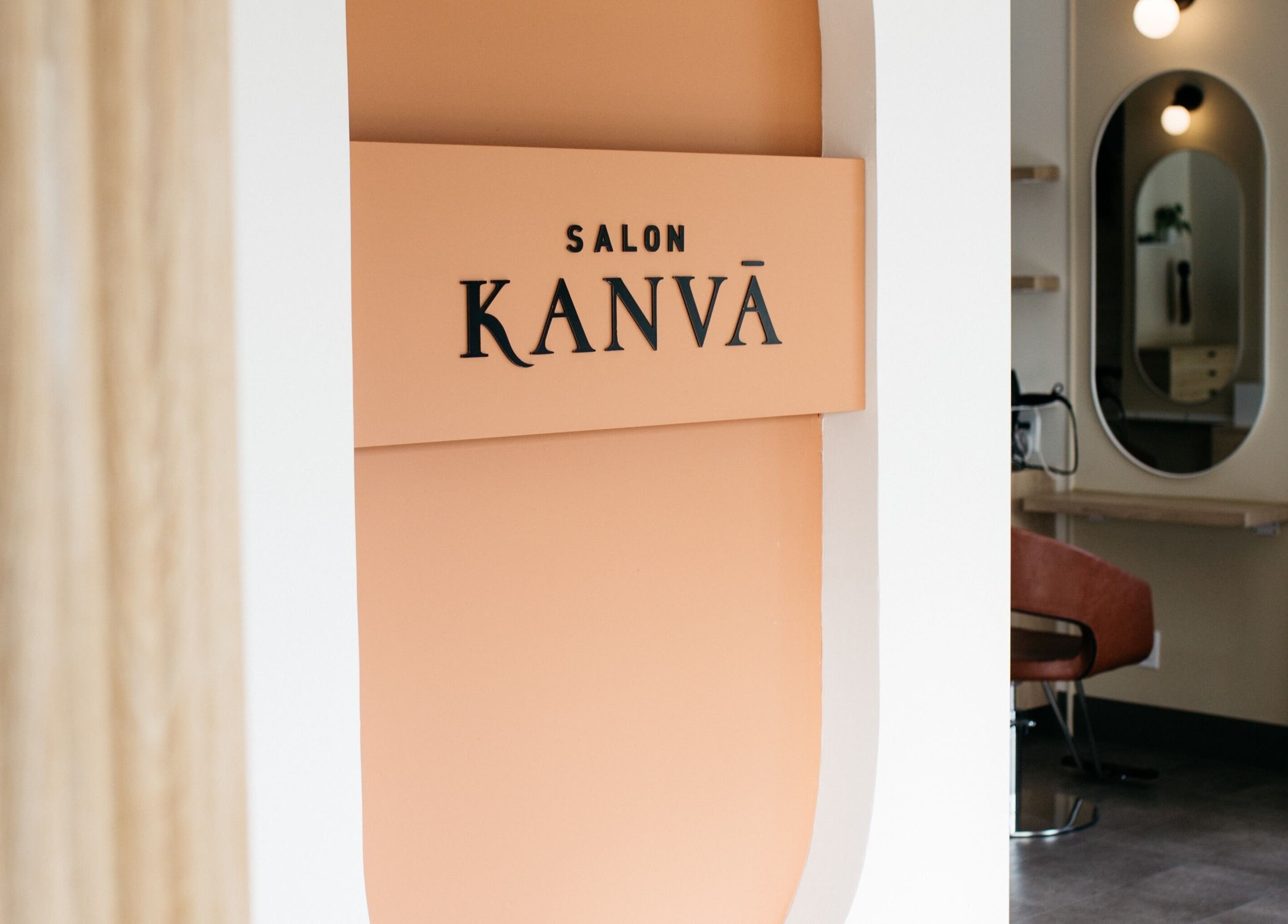 Intérieur élégant de Salon KANVA à Boisbriand, Québec, CA, mettant en valeur un design moderne.