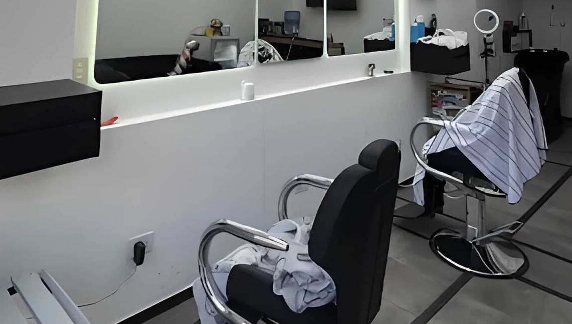 Interior de Tutebarber, Buenos Aires. Modernas sillas de peluquería listas para clientes.