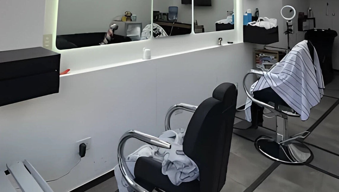 Interior de Tutebarber, Buenos Aires. Modernas sillas de peluquería listas para clientes.