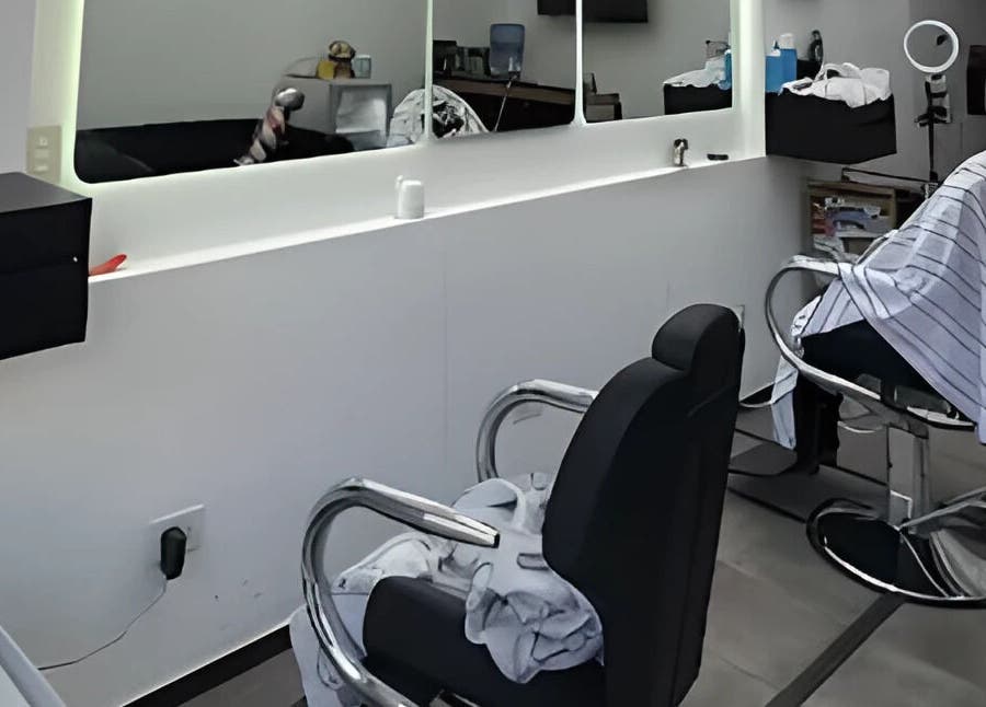 Interior de Tutebarber, Buenos Aires. Modernas sillas de peluquería listas para clientes.