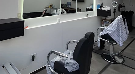 Interior de Tutebarber, Buenos Aires. Modernas sillas de peluquería listas para clientes.