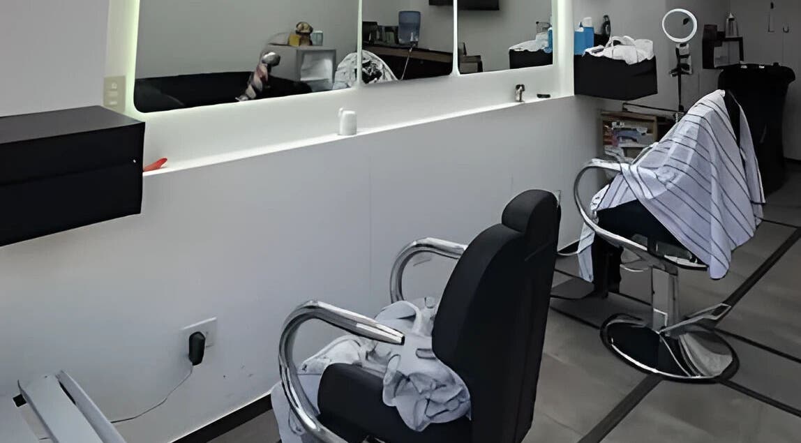 Interior de Tutebarber, Buenos Aires. Modernas sillas de peluquería listas para clientes.