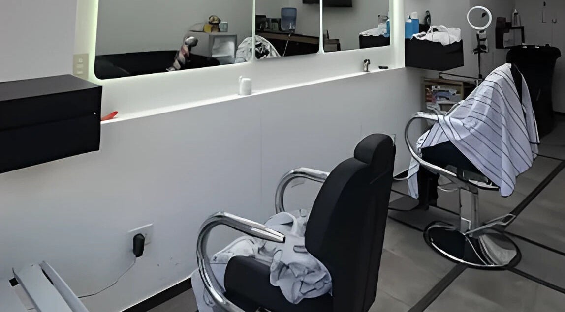 Interior de Tutebarber, Buenos Aires. Modernas sillas de peluquería listas para clientes.