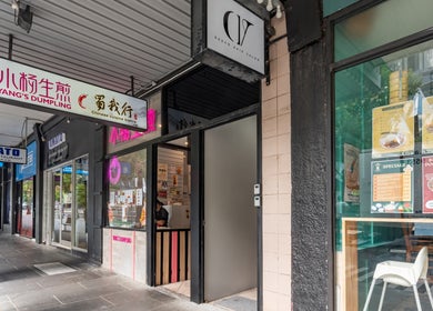 Street view of Deevo Hair Salon in Melbourne, Victoria, AU, showcasing its modern exterior.
