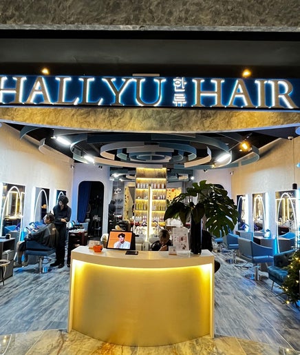 Imagen 2 de Eugene at Hallyue hair