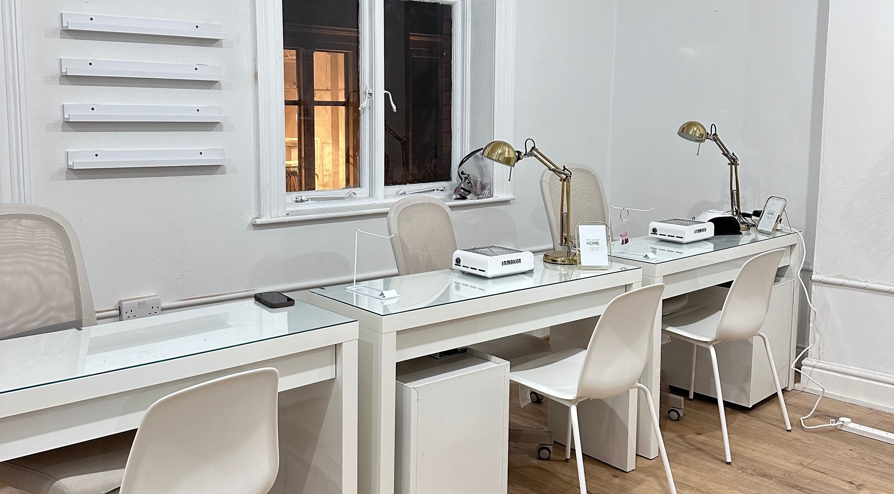 Área de trabalho minimalista em Cilmara Oliveira, Dublin, County Dublin, IE com mesas brancas modernas.