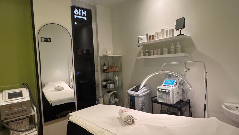 Sala de tratamiento en H16 Ysa Stetic, Madrid, Comunidad De Madrid, ES, con equipos y productos de belleza.