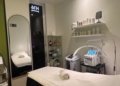 Sala de tratamiento en H16 Ysa Stetic, Madrid, Comunidad De Madrid, ES, con equipos y productos de belleza.