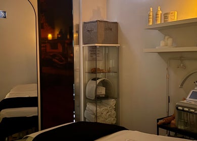 Sala de tratamiento en H16 Ysa Stetic, Madrid, Comunidad De Madrid, ES con equipo moderno y toallas blancas.
