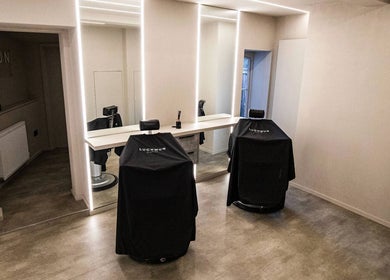Luchmun Studios Ware offers elegant salon chairs and mirrors in Ware, England, GB, showcasing modern design.