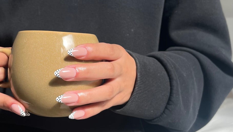 Manucure élégante avec motifs à 2.0_manucure, Lille, Hauts-de-France, FR.