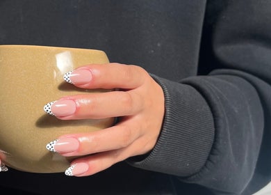 Manucure élégante avec motifs à 2.0_manucure, Lille, Hauts-de-France, FR.