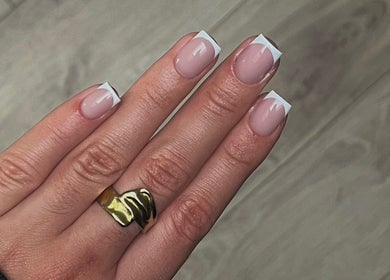 Manucure française élégante chez 2.0_manucure à Lille, Hauts-de-france, FR.