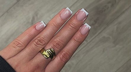 Manucure française élégante chez 2.0_manucure à Lille, Hauts-de-france, FR.