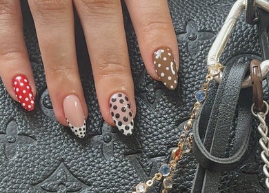 Manucure à pois colorée chez 2.0_manucure, Lille, Hauts-de-France, FR.