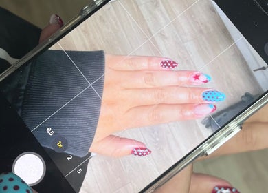 Nail art détaillé chez 2.0_manucure à Lille, Hauts-de-France, FR pour des designs modernes et élégants.