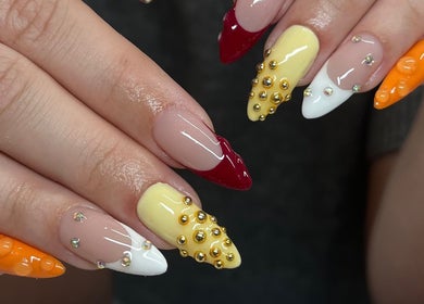 Nail art sophistiqué chez 2.0_manucure, Lille, Hauts-de-France, FR, avec des designs colorés et des embellissements.