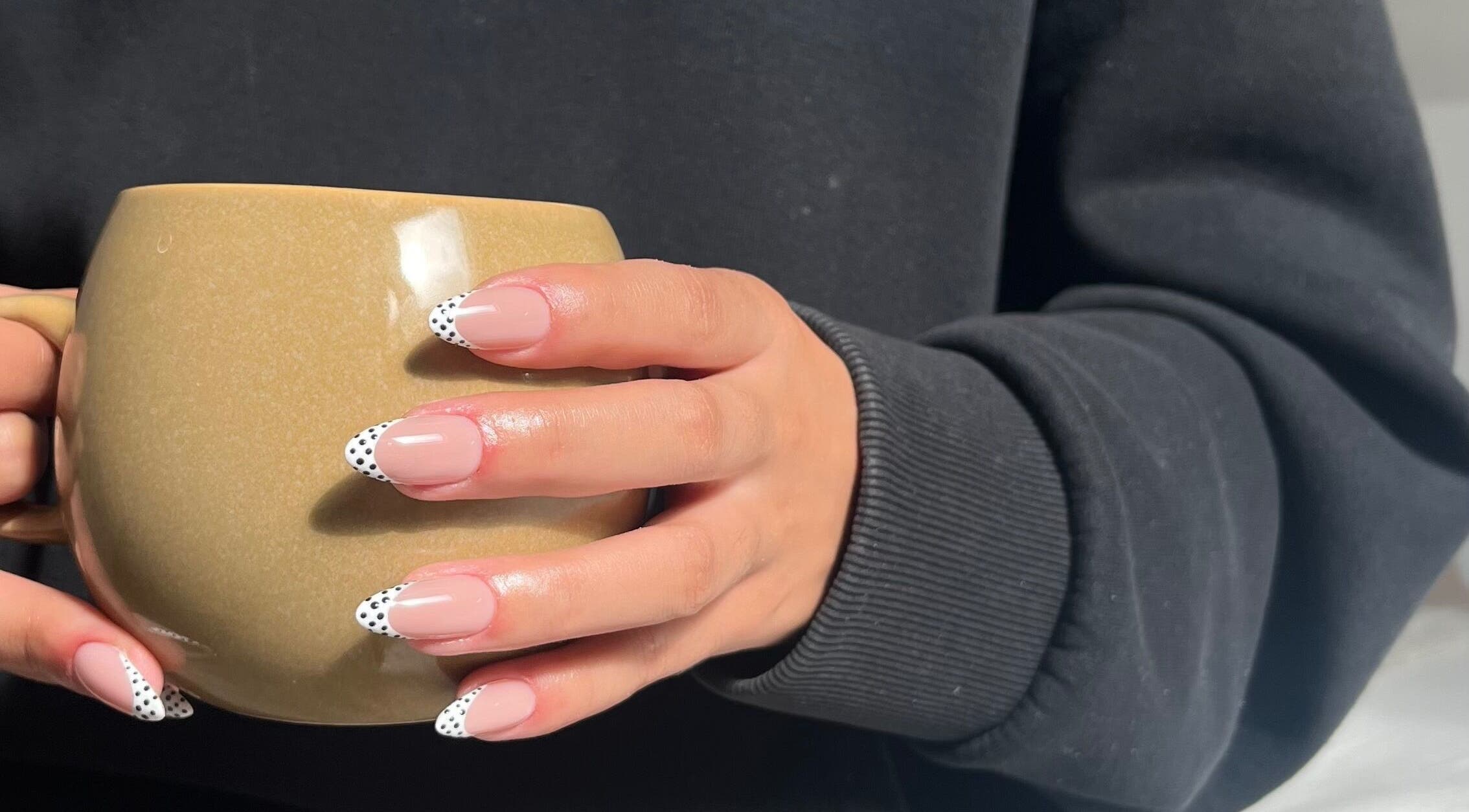 Manucure élégante avec motifs à pois chez 2.0 Manucure, Lille, Hauts-de-France, FR.