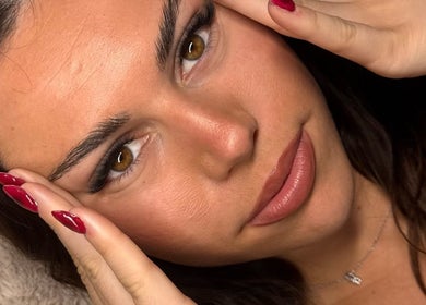 Gros plan d'un soin du visage à Jan Bordeaux, Bordeaux, Nouvelle-Aquitaine, FR. Accent sur des yeux magnifiques.