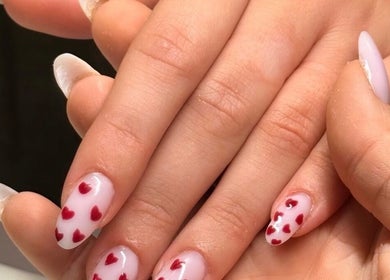 Nail art délicat avec des cœurs rouges chez Jan Bordeaux, Bordeaux, Nouvelle-Aquitaine, FR.