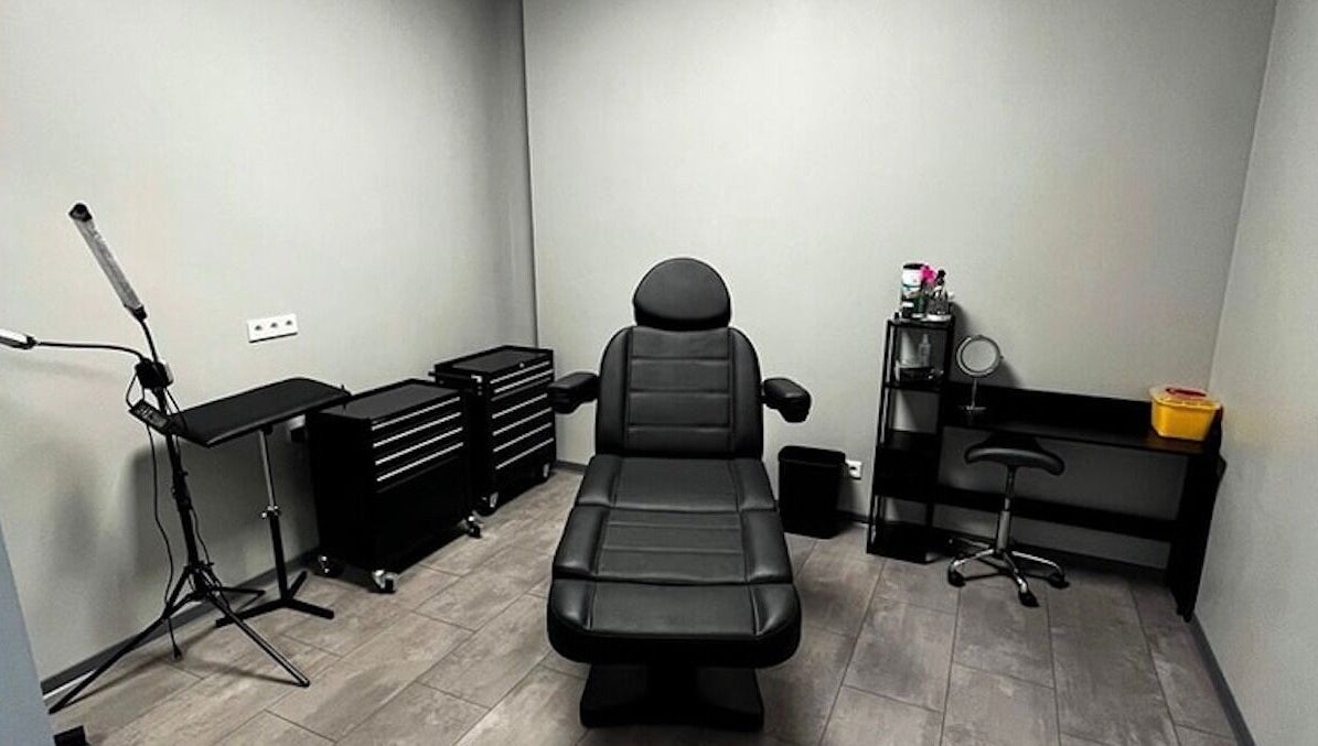 Elegante Behandlungskabine bei Beautiful Minds Bochum, Nordrhein-westfalen, DE, mit moderner Liege.