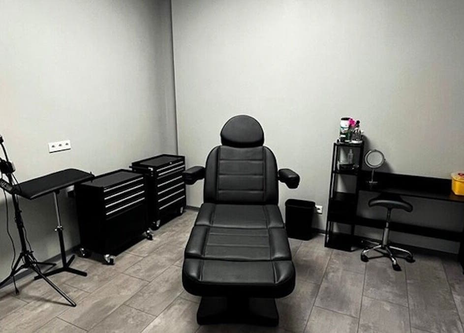 Elegante Behandlungskabine bei Beautiful Minds Bochum, Nordrhein-westfalen, DE, mit moderner Liege.