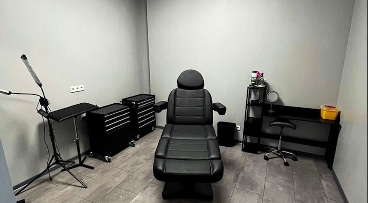 Elegante Behandlungskabine bei Beautiful Minds Bochum, Nordrhein-westfalen, DE, mit moderner Liege.