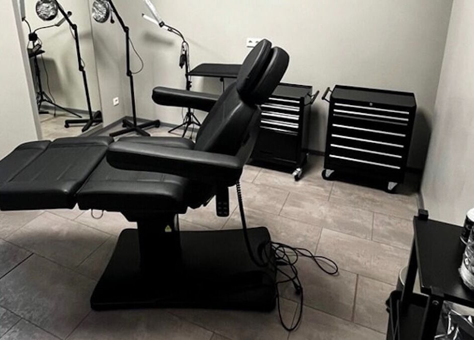 Moderner Behandlungsraum bei Beautiful Minds Bochum, Nordrhein-westfalen, DE, mit bequemen Liegesessel.