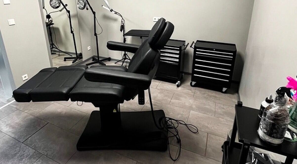 Moderner Behandlungsraum bei Beautiful Minds Bochum, Nordrhein-westfalen, DE, mit bequemen Liegesessel.