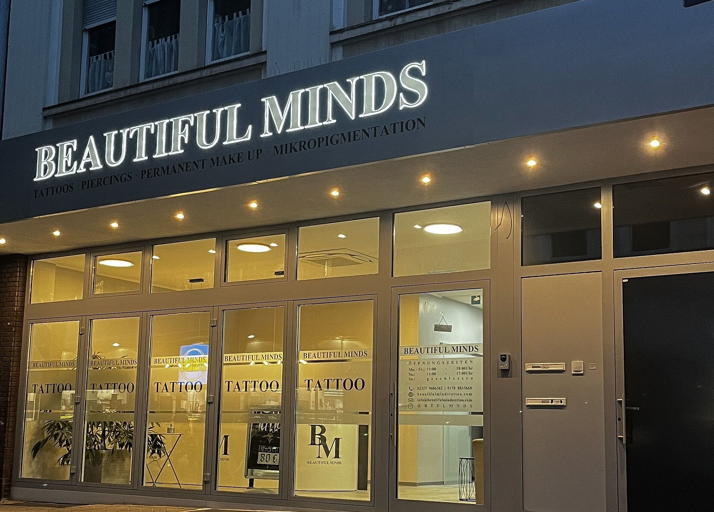 Frontansicht von Beautiful Minds Bochum bei Nacht, Bochum, Nordrhein-westfalen, DE.
