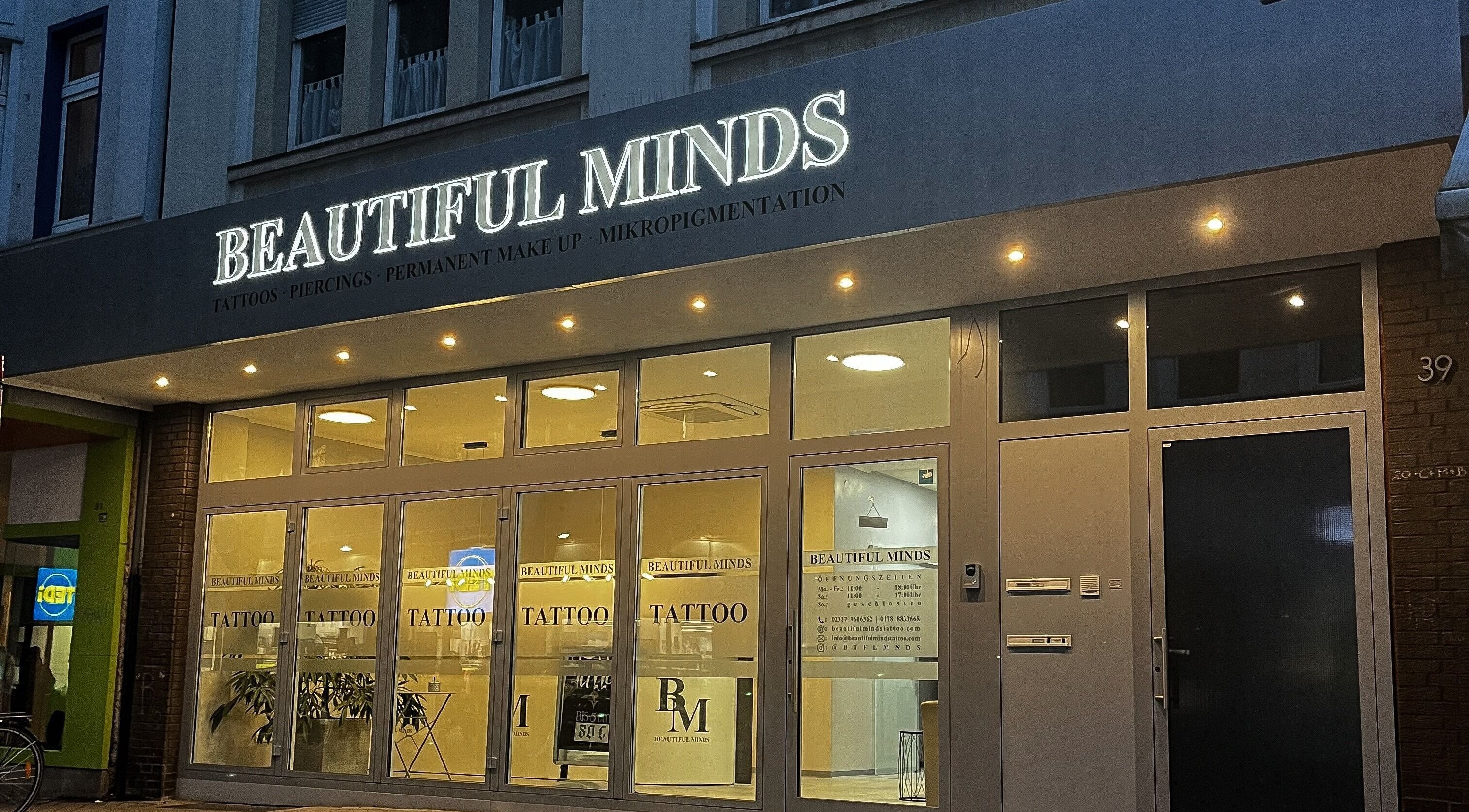 Frontansicht von Beautiful Minds Bochum bei Nacht, Bochum, Nordrhein-westfalen, DE.