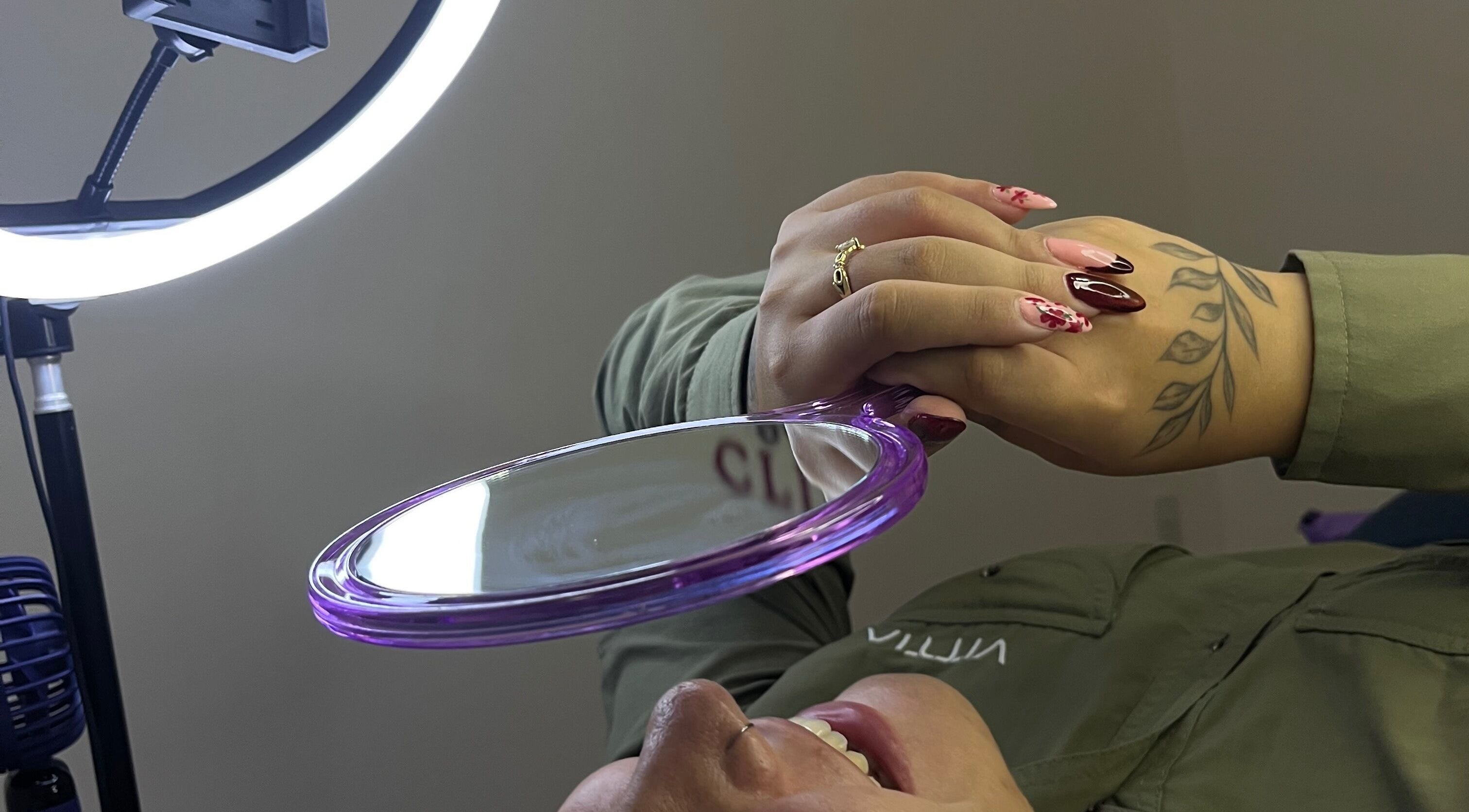 Cliente admirando unhas decoradas no Elohim Clinic, São Paulo, São Paulo, BR.