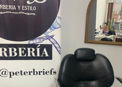 Silla de barbería en Barbería Peter Briefs, Salto, Departamento De Salto, UY, reflejada en espejo.