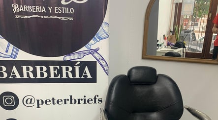 Silla de barbería en Barbería Peter Briefs, Salto, Departamento De Salto, UY, reflejada en espejo.