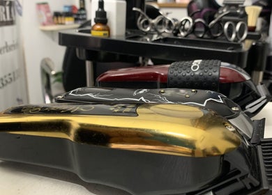 Máquinas de cortar cabello en Barbería Peter Briefs, Salto, Departamento De Salto, UY.