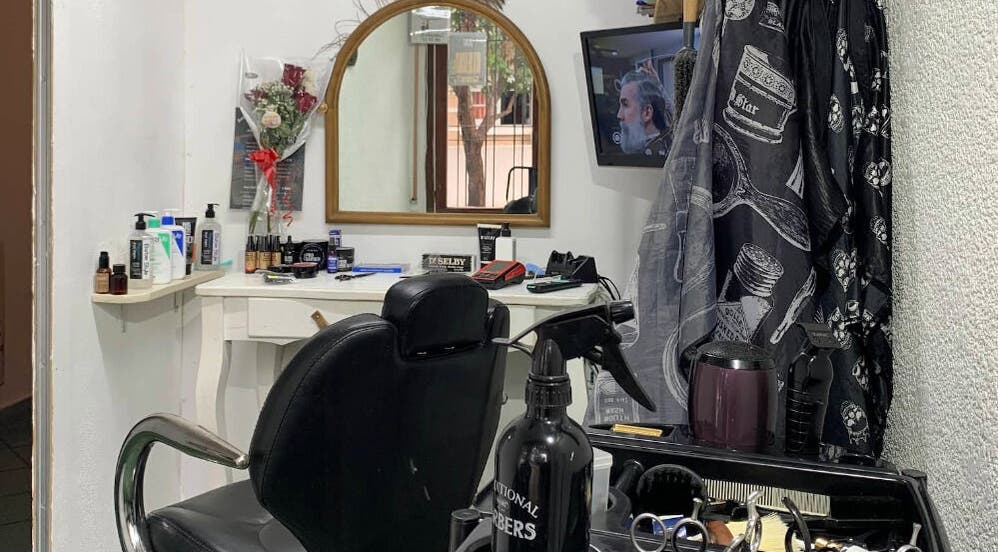 Interior de Barbería Peter Briefs en Salto, Departamento De Salto, UY, mostrando una estación de trabajo profesional.