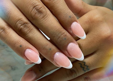 Manicura francesa en Indigo & Spa, Ituzaingó, Provincia De Buenos Aires, AR mostrando elegancia clásica.